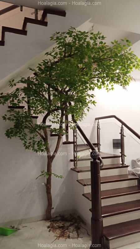 cây giả cổ thụ trang trí cầu thang