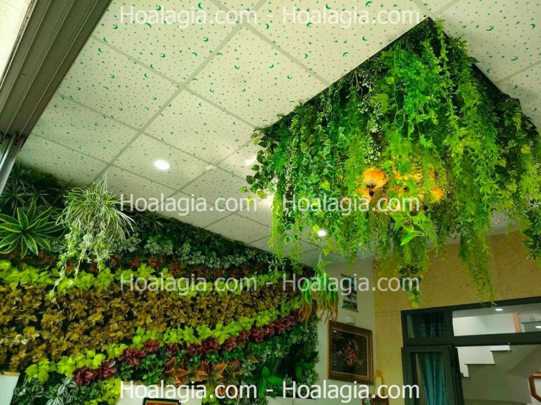 cây giả rủ trần nhà quán cafe