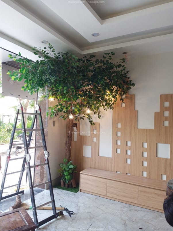 cây lá xanh giả để góc tường